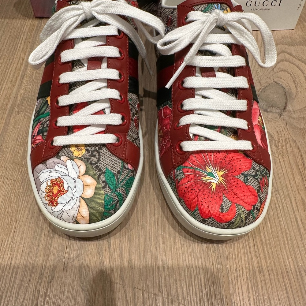 Gucci Supreme Flora Sneakers - Picture 4 of 13